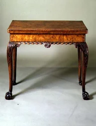 Kartentisch mit Kugel- und Klauenfüßen, um 1735